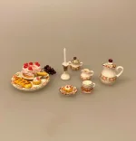 Miniature Sukker og Fløde Porcelæn Rosa, Miniature Kaffekande Porcelæn Rosa, Miniature Fad Porcelæn Rundt, fad, porcelænsfad, serveringsfad, middag, kaffebord, kager, sønderjysk, service, 1:12, miniature, dukkehus, biti, ribe