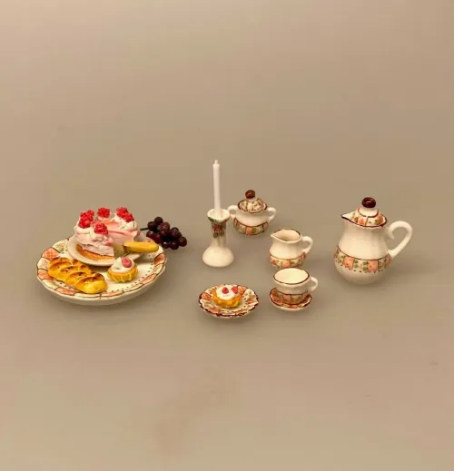 Miniature Sukker og Fløde Porcelæn Rosa, Miniature Kaffekande Porcelæn Rosa, Miniature Fad Porcelæn Rundt, fad, porcelænsfad, serveringsfad, middag, kaffebord, kager, sønderjysk, service, 1:12, miniature, dukkehus, biti, ribe