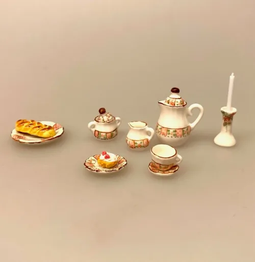 Miniature Kaffekande Porcelæn Rosa, Miniature Fad Porcelæn Rundt, fad, porcelænsfad, serveringsfad, middag, kaffebord, kager, sønderjysk, service, 1:12, miniature, dukkehus, biti, ribe