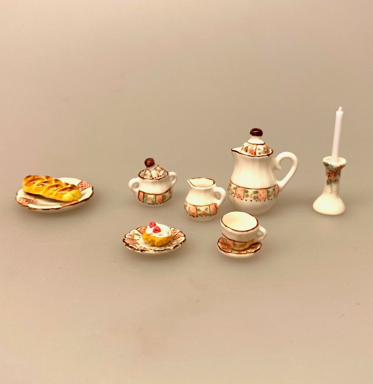 Miniature Kaffekande Porcelæn Rosa, Miniature Fad Porcelæn Rundt, fad, porcelænsfad, serveringsfad, middag, kaffebord, kager, sønderjysk, service, 1:12, miniature, dukkehus, biti, ribe