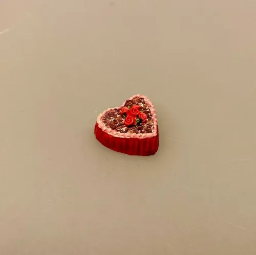 Miniature Hjerteformet Kage med Roser, hjertekage, valentinesdag, valentineskage, bryllupsdag, bryllup, brudepar, kærlighed, guldbryllup, sølvbryllup, kobberbryllup, kageglad, sjov, miniaturer, 1:12, bagedysten, dukkehuskager, dukkehus, tilbehør, ting til, nisser, festligt, sangskjuler, symbolsk gave, gavekort, pengegave, biti, ribe