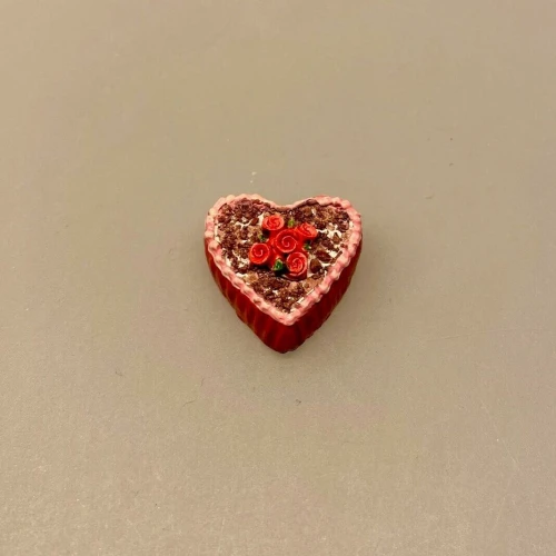 Miniature Hjerteformet Kage med Roser, hjertekage, valentinesdag, valentineskage, bryllupsdag, bryllup, brudepar, kærlighed, guldbryllup, sølvbryllup, kobberbryllup, kageglad, sjov, miniaturer, 1:12, bagedysten, dukkehuskager, dukkehus, tilbehør, ting til, nisser, festligt, sangskjuler, symbolsk gave, gavekort, pengegave, biti, ribe
