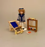 Miniature Liggestol Lille Blå, lyseblå, ensfarvet, strandstol, solstol, sol, strand, sjov, miniature, 1:12, lillebitte, sangskjuler, symbolsk, gave, gavekort, gaveide, otium, efterløn, solferie, bryllupsrejse, dase, ferie, charter, rejse, pension, biti, ribe, dukkehus, dukkehustilbehør, dukkehusting, nisser, nissetilbehør, festival, festivalstol, grøn, koncert