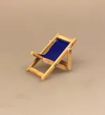 Miniature Liggestol Lille Blå, lyseblå, ensfarvet, strandstol, solstol, sol, strand, sjov, miniature, 1:12, lillebitte, sangskjuler, symbolsk, gave, gavekort, gaveide, otium, efterløn, solferie, bryllupsrejse, dase, ferie, charter, rejse, pension, biti, ribe, dukkehus, dukkehustilbehør, dukkehusting, nisser, nissetilbehør, festival, festivalstol, grøn, koncert