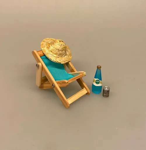 Miniature Liggestol Lille Blå, lyseblå, ensfarvet, strandstol, solstol, sol, strand, sjov, miniature, 1:12, lillebitte, sangskjuler, symbolsk, gave, gavekort, gaveide, otium, efterløn, solferie, bryllupsrejse, dase, ferie, charter, rejse, pension, biti, ribe, dukkehus, dukkehustilbehør, dukkehusting, nisser, nissetilbehør, festival, festivalstol, grøn, koncert
