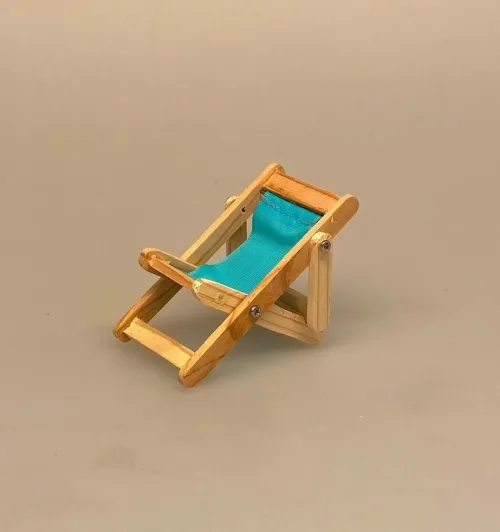 Miniature Liggestol Lille Blå, lyseblå, ensfarvet, strandstol, solstol, sol, strand, sjov, miniature, 1:12, lillebitte, sangskjuler, symbolsk, gave, gavekort, gaveide, otium, efterløn, solferie, bryllupsrejse, dase, ferie, charter, rejse, pension, biti, ribe, dukkehus, dukkehustilbehør, dukkehusting, nisser, nissetilbehør, festival, festivalstol, grøn, koncert
