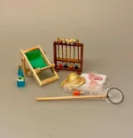 Miniature Liggestol Lille Grøn, lysegrøn, mørkegrøn, , ensfarvet, strandstol, solstol, sol, strand, sjov, miniature, 1:12, lillebitte, sangskjuler, symbolsk, gave, gavekort, gaveide, otium, efterløn, solferie, bryllupsrejse, dase, ferie, charter, rejse, pension, biti, ribe, dukkehus, dukkehustilbehør, dukkehusting, nisser, nissetilbehør,