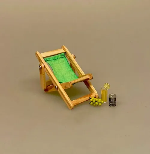 Miniature Liggestol Lille Grøn, lysegrøn, mørkegrøn, , ensfarvet, strandstol, solstol, sol, strand, sjov, miniature, 1:12, lillebitte, sangskjuler, symbolsk, gave, gavekort, gaveide, otium, efterløn, solferie, bryllupsrejse, dase, ferie, charter, rejse, pension, biti, ribe, dukkehus, dukkehustilbehør, dukkehusting, nisser, nissetilbehør,