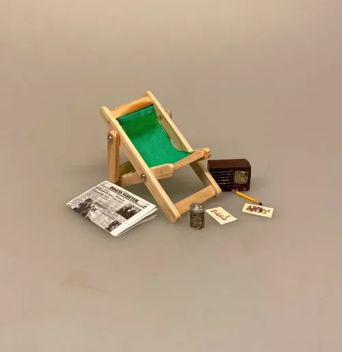 Miniature Liggestol Lille Grøn, lysegrøn, mørkegrøn, , ensfarvet, strandstol, solstol, sol, strand, sjov, miniature, 1:12, lillebitte, sangskjuler, symbolsk, gave, gavekort, gaveide, otium, efterløn, solferie, bryllupsrejse, dase, ferie, charter, rejse, pension, biti, ribe, dukkehus, dukkehustilbehør, dukkehusting, nisser, nissetilbehør,