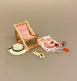 Miniature Liggestol Lille Lyserød, rosa, pink, ensfarvet, strandstol, solstol, sol, strand, sjov, miniature, 1:12, lillebitte, sangskjuler, symbolsk, gave, gavekort, gaveide, otium, efterløn, solferie, bryllupsrejse, dase, ferie, charter, rejse, pension, biti, ribe, dukkehus, dukkehustilbehør, dukkehusting, nisser, nissetilbehør, piger, feminin, festival,