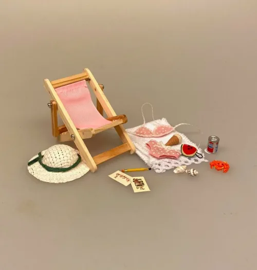 Miniature Liggestol Lille Lyserød, rosa, pink, ensfarvet, strandstol, solstol, sol, strand, sjov, miniature, 1:12, lillebitte, sangskjuler, symbolsk, gave, gavekort, gaveide, otium, efterløn, solferie, bryllupsrejse, dase, ferie, charter, rejse, pension, biti, ribe, dukkehus, dukkehustilbehør, dukkehusting, nisser, nissetilbehør, piger, feminin, festival,