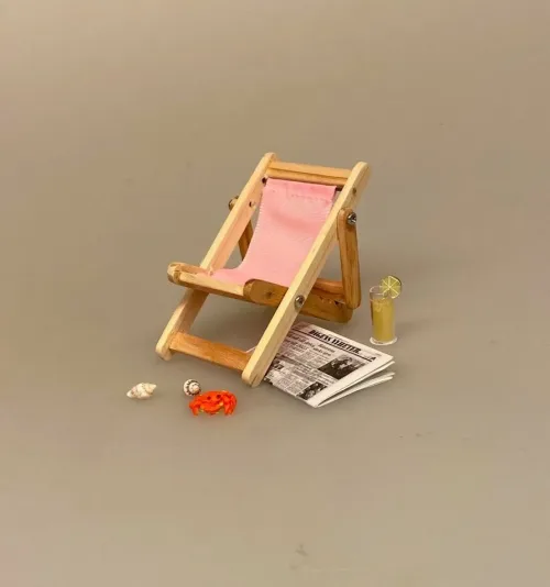 Miniature Liggestol Lille Lyserød, rosa, pink, ensfarvet, strandstol, solstol, sol, strand, sjov, miniature, 1:12, lillebitte, sangskjuler, symbolsk, gave, gavekort, gaveide, otium, efterløn, solferie, bryllupsrejse, dase, ferie, charter, rejse, pension, biti, ribe, dukkehus, dukkehustilbehør, dukkehusting, nisser, nissetilbehør, piger, feminin, festival,