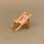 Miniature Liggestol Lille Lyserød, rosa, pink, ensfarvet, strandstol, solstol, sol, strand, sjov, miniature, 1:12, lillebitte, sangskjuler, symbolsk, gave, gavekort, gaveide, otium, efterløn, solferie, bryllupsrejse, dase, ferie, charter, rejse, pension, biti, ribe, dukkehus, dukkehustilbehør, dukkehusting, nisser, nissetilbehør, piger, feminin, festival,