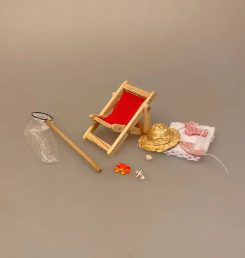 Miniature Liggestol Lille Rød, ensfarvet, strandstol, solstol, sol, strand, sjov, miniature, 1:12, lillebitte, sangskjuler, symbolsk, gave, gavekort, gaveide, otium, efterløn, solferie, bryllupsrejse, dase, ferie, charter, rejse, pension, biti, ribe, dukkehus, dukkehustilbehør, dukkehusting, nisser, nissetilbehør,