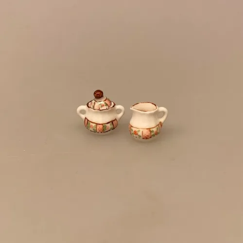 Miniature Sukker og Fløde Porcelæn Rosa, kaffepause, kaffebord, porcelæn, Miniature Kop Porcelæn Blomster, kaffepunch, snaps, haps haps haps, nu skal vi have snaps, service, kaffe, kaffeservice, middagstallerken, mini, miniature, miniatyre, 1:12, dukkehus, nisser, symbolsk, gave, gavekort, sangskjuler, sønderjysk kaffebord, tjener, madlavning, borddækning, nisserne, nissedør, dukkehusting, dukkehustilbehør, interiør, ting til, sættekasse, sætterkasse, biti, Best in miniature