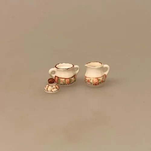 Miniature Sukker og Fløde Porcelæn Rosa, kaffepause, kaffebord, porcelæn, Miniature Kop Porcelæn Blomster, kaffepunch, snaps, haps haps haps, nu skal vi have snaps, service, kaffe, kaffeservice, middagstallerken, mini, miniature, miniatyre, 1:12, dukkehus, nisser, symbolsk, gave, gavekort, sangskjuler, sønderjysk kaffebord, tjener, madlavning, borddækning, nisserne, nissedør, dukkehusting, dukkehustilbehør, interiør, ting til, sættekasse, sætterkasse, biti, Best in miniature