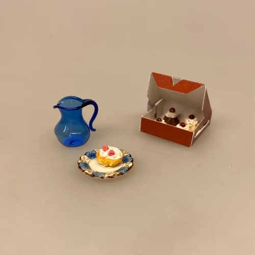 Miniature Tallerken Porcelæn Ø 18 mm Blå, sidetallerken, kagetallerken, forret, service, til, dukkehus, 1:12, porcelæn, tallerken, middagstallerken, nisser, dukkehusting, dukkehustilbehør, nissedør, nissehus, miniaturer, mini, cafe, restaurant, symbolsk, gave, gavekort, pengegave, oplevelser, gourmet, gourmand, livsnyder, sangskjuler, kok, tjener, biti, ribe, kaffebord, kagebord, kaffepause, sildetallerken