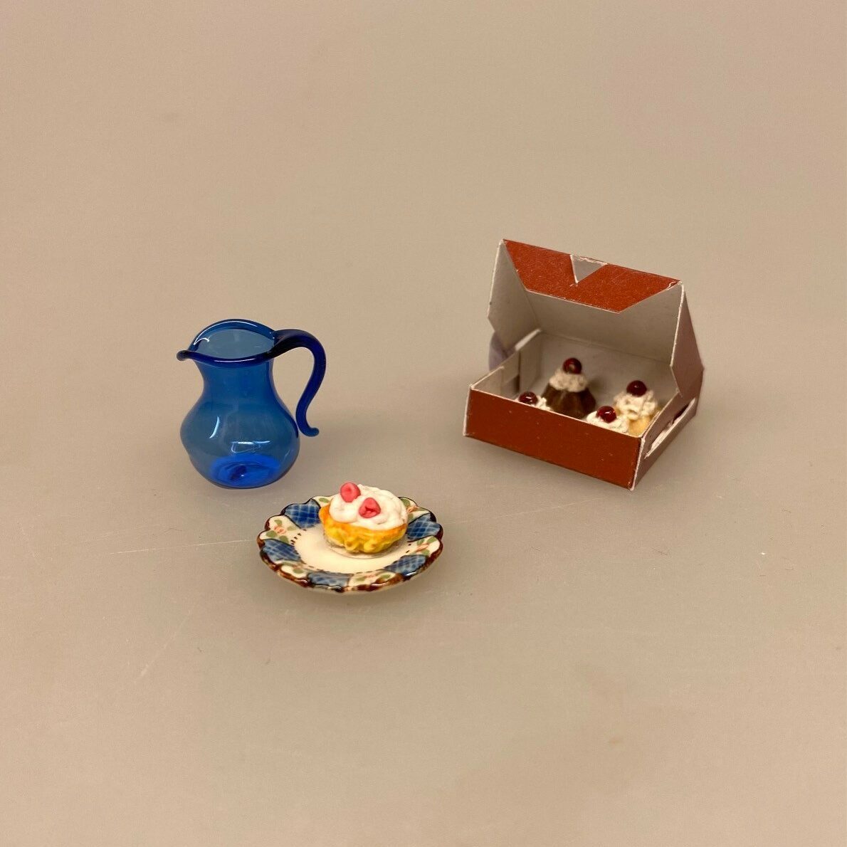 Miniature Tallerken Porcelæn Ø 18 mm Blå, sidetallerken, kagetallerken, forret, service, til, dukkehus, 1:12, porcelæn, tallerken, middagstallerken, nisser, dukkehusting, dukkehustilbehør, nissedør, nissehus, miniaturer, mini, cafe, restaurant, symbolsk, gave, gavekort, pengegave, oplevelser, gourmet, gourmand, livsnyder, sangskjuler, kok, tjener, biti, ribe, kaffebord, kagebord, kaffepause, sildetallerken