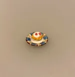 Miniature Tallerken Porcelæn Ø 18 mm Blå, sidetallerken, kagetallerken, forret, service, til, dukkehus, 1:12, porcelæn, tallerken, middagstallerken, nisser, dukkehusting, dukkehustilbehør, nissedør, nissehus, miniaturer, mini, cafe, restaurant, symbolsk, gave, gavekort, pengegave, oplevelser, gourmet, gourmand, livsnyder, sangskjuler, kok, tjener, biti, ribe, kaffebord, kagebord, kaffepause, sildetallerken