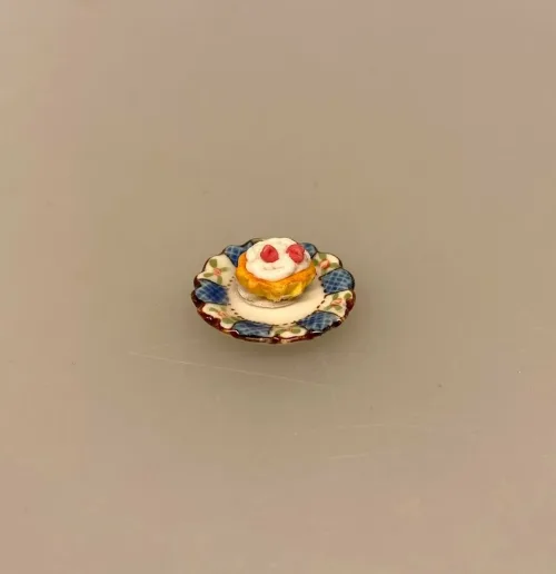 Miniature Tallerken Porcelæn Ø 18 mm Blå, sidetallerken, kagetallerken, forret, service, til, dukkehus, 1:12, porcelæn, tallerken, middagstallerken, nisser, dukkehusting, dukkehustilbehør, nissedør, nissehus, miniaturer, mini, cafe, restaurant, symbolsk, gave, gavekort, pengegave, oplevelser, gourmet, gourmand, livsnyder, sangskjuler, kok, tjener, biti, ribe, kaffebord, kagebord, kaffepause, sildetallerken