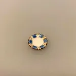 Miniature Tallerken Porcelæn Ø 18 mm Blå, sidetallerken, kagetallerken, forret, service, til, dukkehus, 1:12, porcelæn, tallerken, middagstallerken, nisser, dukkehusting, dukkehustilbehør, nissedør, nissehus, miniaturer, mini, cafe, restaurant, symbolsk, gave, gavekort, pengegave, oplevelser, gourmet, gourmand, livsnyder, sangskjuler, kok, tjener, biti, ribe, kaffebord, kagebord, kaffepause, sildetallerken