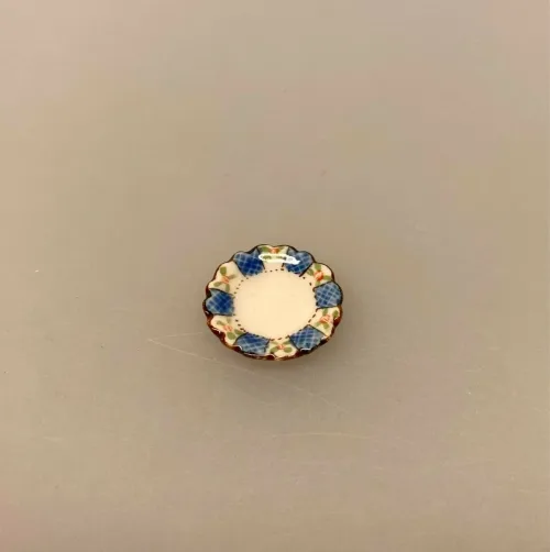 Miniature Tallerken Porcelæn Ø 18 mm Blå, sidetallerken, kagetallerken, forret, service, til, dukkehus, 1:12, porcelæn, tallerken, middagstallerken, nisser, dukkehusting, dukkehustilbehør, nissedør, nissehus, miniaturer, mini, cafe, restaurant, symbolsk, gave, gavekort, pengegave, oplevelser, gourmet, gourmand, livsnyder, sangskjuler, kok, tjener, biti, ribe, kaffebord, kagebord, kaffepause, sildetallerken