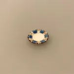 Miniature Tallerken Porcelæn Ø 18 mm Blå, sidetallerken, kagetallerken, forret, service, til, dukkehus, 1:12, porcelæn, tallerken, middagstallerken, nisser, dukkehusting, dukkehustilbehør, nissedør, nissehus, miniaturer, mini, cafe, restaurant, symbolsk, gave, gavekort, pengegave, oplevelser, gourmet, gourmand, livsnyder, sangskjuler, kok, tjener, biti, ribe, kaffebord, kagebord, kaffepause, sildetallerken