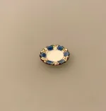Miniature Tallerken Porcelæn Ø 18 mm Blå, sidetallerken, kagetallerken, forret, service, til, dukkehus, 1:12, porcelæn, tallerken, middagstallerken, nisser, dukkehusting, dukkehustilbehør, nissedør, nissehus, miniaturer, mini, cafe, restaurant, symbolsk, gave, gavekort, pengegave, oplevelser, gourmet, gourmand, livsnyder, sangskjuler, kok, tjener, biti, ribe, kaffebord, kagebord, kaffepause, sildetallerken