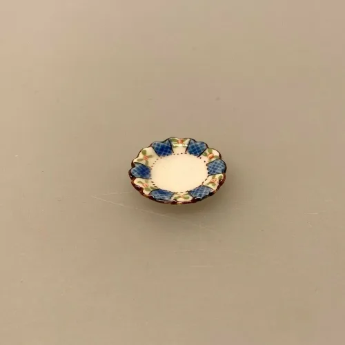 Miniature Tallerken Porcelæn Ø 18 mm Blå, sidetallerken, kagetallerken, forret, service, til, dukkehus, 1:12, porcelæn, tallerken, middagstallerken, nisser, dukkehusting, dukkehustilbehør, nissedør, nissehus, miniaturer, mini, cafe, restaurant, symbolsk, gave, gavekort, pengegave, oplevelser, gourmet, gourmand, livsnyder, sangskjuler, kok, tjener, biti, ribe, kaffebord, kagebord, kaffepause, sildetallerken
