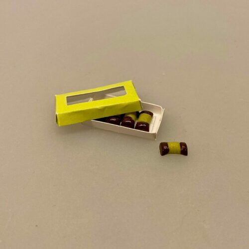 Miniature Træstamme - Snøffel, træstamme, studenterbrød, romkugle, kage, kulhydrater, kage, craving, mini, miniature, 1:12, dukkehus, ting, tilbehør, sættekasse, sjov, sangskjuler, bager, konditor, kigkasse, symbolsk, biti, ribe