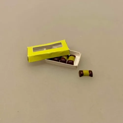 Miniature Træstamme - Snøffel, træstamme, studenterbrød, romkugle, kage, kulhydrater, kage, craving, mini, miniature, 1:12, dukkehus, ting, tilbehør, sættekasse, sjov, sangskjuler, bager, konditor, kigkasse, symbolsk, biti, ribe