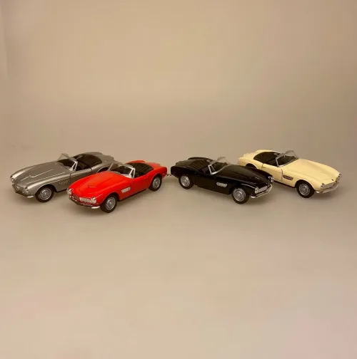 Modelbil BMW 507 SL - Sølv, Modelbil BMW 507 SL - Rød, cabriolet, bimmer, racer, sportsvogn, racerbil, klassisk, classic, cars, modelbil, tysk, bil, mini, model, samler, legetøj, seje, biler, udstilling, benzin, de uheldige helte, james bond, gentleman, luksus, ikonisk, særlig, lækker, flot, biti, ribe, licens, original, Modelbil BMW 507 SL - Sort,