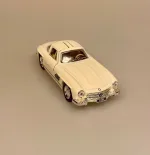 Modelbil Mercedes Benz 300 SL Coupe - Creme, cremefarvet, flødefarvet, hvid, cremehvid, elfenbensfarvet, ivori, mercedes, benz, coupe, 300 sl, butterfly, gullwing, racer, sportsvogn, racerbil, klassisk, classic, cars, modelbil, tysk, bil, mini, model, samler, legetøj, seje, biler, udstilling, benzin, de uheldige helte, james bond, gentleman, luksus, ikonisk, særlig, lækker, flot, biti, ribe, licens, original