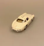 Modelbil Mercedes Benz 300 SL Coupe - Creme, cremefarvet, flødefarvet, hvid, cremehvid, elfenbensfarvet, ivori, mercedes, benz, coupe, 300 sl, butterfly, gullwing, racer, sportsvogn, racerbil, klassisk, classic, cars, modelbil, tysk, bil, mini, model, samler, legetøj, seje, biler, udstilling, benzin, de uheldige helte, james bond, gentleman, luksus, ikonisk, særlig, lækker, flot, biti, ribe, licens, original