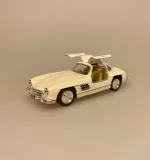 Modelbil Mercedes Benz 300 SL Coupe - Creme, cremefarvet, flødefarvet, hvid, cremehvid, elfenbensfarvet, ivori, mercedes, benz, coupe, 300 sl, butterfly, gullwing, racer, sportsvogn, racerbil, klassisk, classic, cars, modelbil, tysk, bil, mini, model, samler, legetøj, seje, biler, udstilling, benzin, de uheldige helte, james bond, gentleman, luksus, ikonisk, særlig, lækker, flot, biti, ribe, licens, original