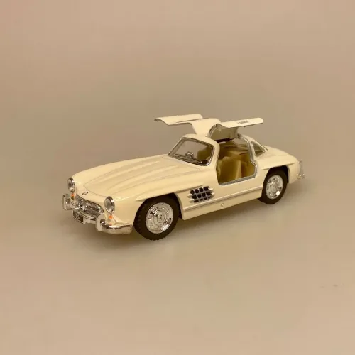 Modelbil Mercedes Benz 300 SL Coupe - Creme, cremefarvet, flødefarvet, hvid, cremehvid, elfenbensfarvet, ivori, mercedes, benz, coupe, 300 sl, butterfly, gullwing, racer, sportsvogn, racerbil, klassisk, classic, cars, modelbil, tysk, bil, mini, model, samler, legetøj, seje, biler, udstilling, benzin, de uheldige helte, james bond, gentleman, luksus, ikonisk, særlig, lækker, flot, biti, ribe, licens, original