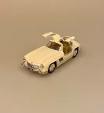 Modelbil Mercedes Benz 300 SL Coupe - Creme, cremefarvet, flødefarvet, hvid, cremehvid, elfenbensfarvet, ivori, mercedes, benz, coupe, 300 sl, butterfly, gullwing, racer, sportsvogn, racerbil, klassisk, classic, cars, modelbil, tysk, bil, mini, model, samler, legetøj, seje, biler, udstilling, benzin, de uheldige helte, james bond, gentleman, luksus, ikonisk, særlig, lækker, flot, biti, ribe, licens, original