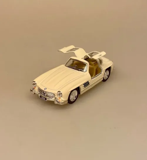 Modelbil Mercedes Benz 300 SL Coupe - Creme, cremefarvet, flødefarvet, hvid, cremehvid, elfenbensfarvet, ivori, mercedes, benz, coupe, 300 sl, butterfly, gullwing, racer, sportsvogn, racerbil, klassisk, classic, cars, modelbil, tysk, bil, mini, model, samler, legetøj, seje, biler, udstilling, benzin, de uheldige helte, james bond, gentleman, luksus, ikonisk, særlig, lækker, flot, biti, ribe, licens, original