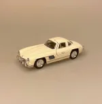Modelbil Mercedes Benz 300 SL Coupe - Creme, cremefarvet, flødefarvet, hvid, cremehvid, elfenbensfarvet, ivori, mercedes, benz, coupe, 300 sl, butterfly, gullwing, racer, sportsvogn, racerbil, klassisk, classic, cars, modelbil, tysk, bil, mini, model, samler, legetøj, seje, biler, udstilling, benzin, de uheldige helte, james bond, gentleman, luksus, ikonisk, særlig, lækker, flot, biti, ribe, licens, original