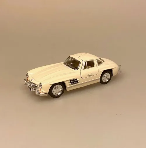 Modelbil Mercedes Benz 300 SL Coupe - Creme, cremefarvet, flødefarvet, hvid, cremehvid, elfenbensfarvet, ivori, mercedes, benz, coupe, 300 sl, butterfly, gullwing, racer, sportsvogn, racerbil, klassisk, classic, cars, modelbil, tysk, bil, mini, model, samler, legetøj, seje, biler, udstilling, benzin, de uheldige helte, james bond, gentleman, luksus, ikonisk, særlig, lækker, flot, biti, ribe, licens, original