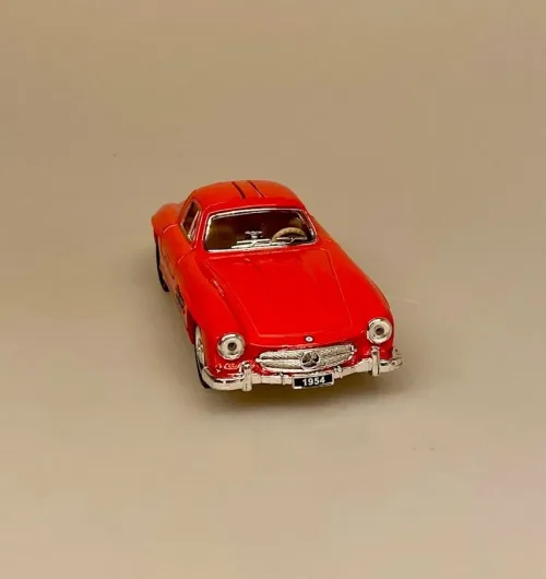 Modelbil Mercedes Benz 300 SL Coupe - Rød, knaldrød, racerrød, rød sportsvogn, mercedes, benz, coupe, 300 sl, butterfly, gullwing, racer, sportsvogn, racerbil, klassisk, classic, cars, modelbil, tysk, bil, mini, model, samler, legetøj, seje, biler, udstilling, benzin, de uheldige helte, james bond, gentleman, luksus, ikonisk, særlig, lækker, flot, biti, ribe, licens, original