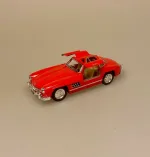 Modelbil Mercedes Benz 300 SL Coupe - Rød, knaldrød, racerrød, rød sportsvogn, mercedes, benz, coupe, 300 sl, butterfly, gullwing, racer, sportsvogn, racerbil, klassisk, classic, cars, modelbil, tysk, bil, mini, model, samler, legetøj, seje, biler, udstilling, benzin, de uheldige helte, james bond, gentleman, luksus, ikonisk, særlig, lækker, flot, biti, ribe, licens, original