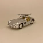 Modelbil Mercedes Benz 300 SL Coupe - Sølv, mercedes, benz, coupe, 300 sl, butterfly, gullwing, racer, sportsvogn, racerbil, klassisk, classic, cars, modelbil, tysk, bil, mini, model, samler, legetøj, seje, biler, udstilling, benzin, de uheldige helte, james bond, gentleman, luksus, ikonisk, særlig, lækker, flot, biti, ribe, licens, original