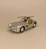 Modelbil Mercedes Benz 300 SL Coupe - Sølv, mercedes, benz, coupe, 300 sl, butterfly, gullwing, racer, sportsvogn, racerbil, klassisk, classic, cars, modelbil, tysk, bil, mini, model, samler, legetøj, seje, biler, udstilling, benzin, de uheldige helte, james bond, gentleman, luksus, ikonisk, særlig, lækker, flot, biti, ribe, licens, original