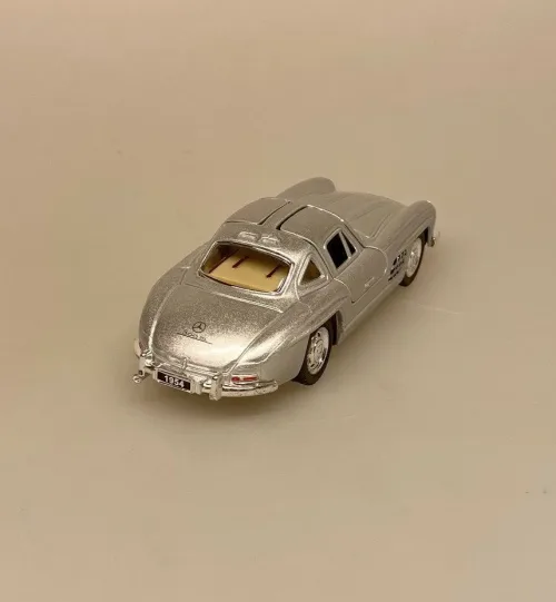 Modelbil Mercedes Benz 300 SL Coupe - Sølv, mercedes, benz, coupe, 300 sl, butterfly, gullwing, racer, sportsvogn, racerbil, klassisk, classic, cars, modelbil, tysk, bil, mini, model, samler, legetøj, seje, biler, udstilling, benzin, de uheldige helte, james bond, gentleman, luksus, ikonisk, særlig, lækker, flot, biti, ribe, licens, original