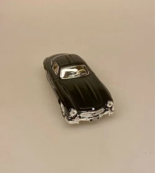 Modelbil Mercedes Benz 300 SL Coupe - Sort, mercedes, benz, coupe, 300 sl, butterfly, gullwing, racer, sportsvogn, racerbil, klassisk, classic, cars, modelbil, tysk, bil, mini, model, samler, legetøj, seje, biler, udstilling, benzin, de uheldige helte, james bond, gentleman, luksus, ikonisk, særlig, lækker, flot, biti, ribe, licens, original