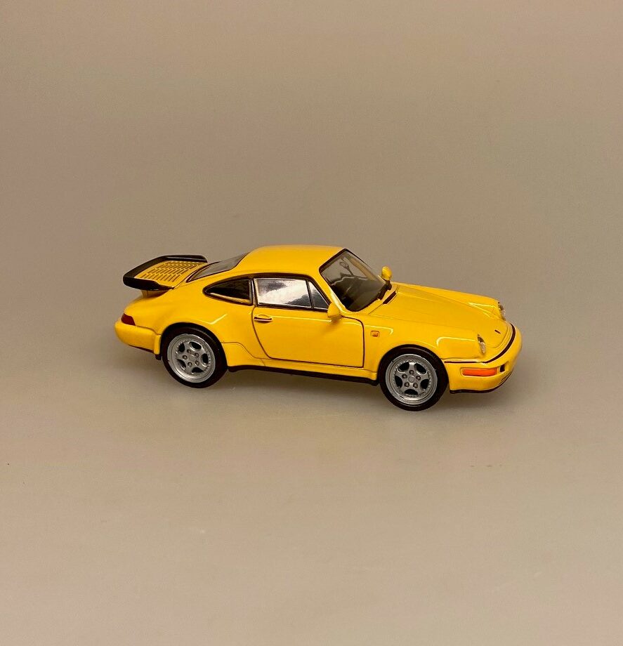 Modelbil Porsche 964 Turbo - Gul, gul bil, varm, solgul, spoiler, hæk, turbo, hæk, spoiler, GT 964, 1965, modelbil, rød porche, lille bil, legetøj, legetøjsbil, model, biti, ribe, racerbil, kørekort, gave, symbolsk