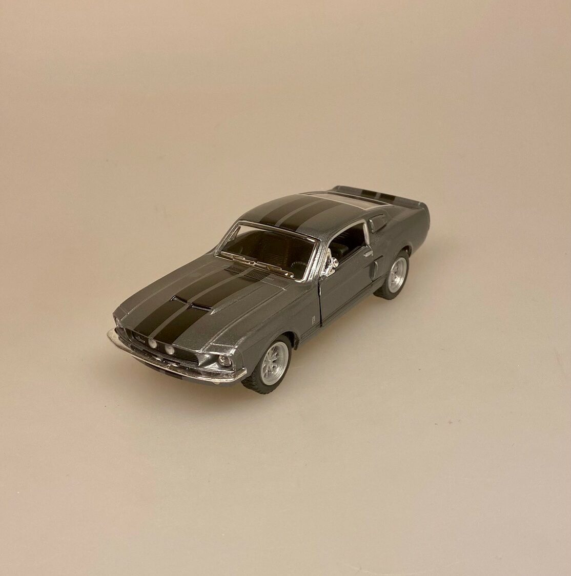 Modelbil Shelby GT 500 - Sølv, sølvgrå, metallic, 60 seconds gone, eleanor, nicolas cage, 1967, oldsmobile, old school, modelbiler, lille, ægte, racer, racerbil, strretracer, samler, kørekort, ny bil, gamle, biler, biti, ribe