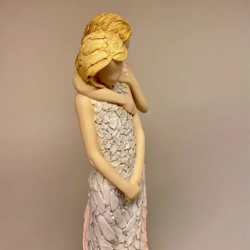 More Than Words - By Your Side - To Piger, jeg har din ryg, du kan regne med mig, venskab, kærlighed, venner, bedstevenner, hjertevenner, passer på dig, beskytter, for altid, symbolsk, venskab, omsorg, figur, søstre, søskende, niece, trøst, keramikfigur, yndig, min søster, storesøster, lillesøster, søskendekærlighed, poetisk, arora, engelsk, biti, ribe