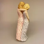 More Than Words - By Your Side - To Piger, jeg har din ryg, du kan regne med mig, venskab, kærlighed, venner, bedstevenner, hjertevenner, passer på dig, beskytter, for altid, symbolsk, venskab, omsorg, figur, søstre, søskende, niece, trøst, keramikfigur, yndig, min søster, storesøster, lillesøster, søskendekærlighed, poetisk, arora, engelsk, biti, ribe